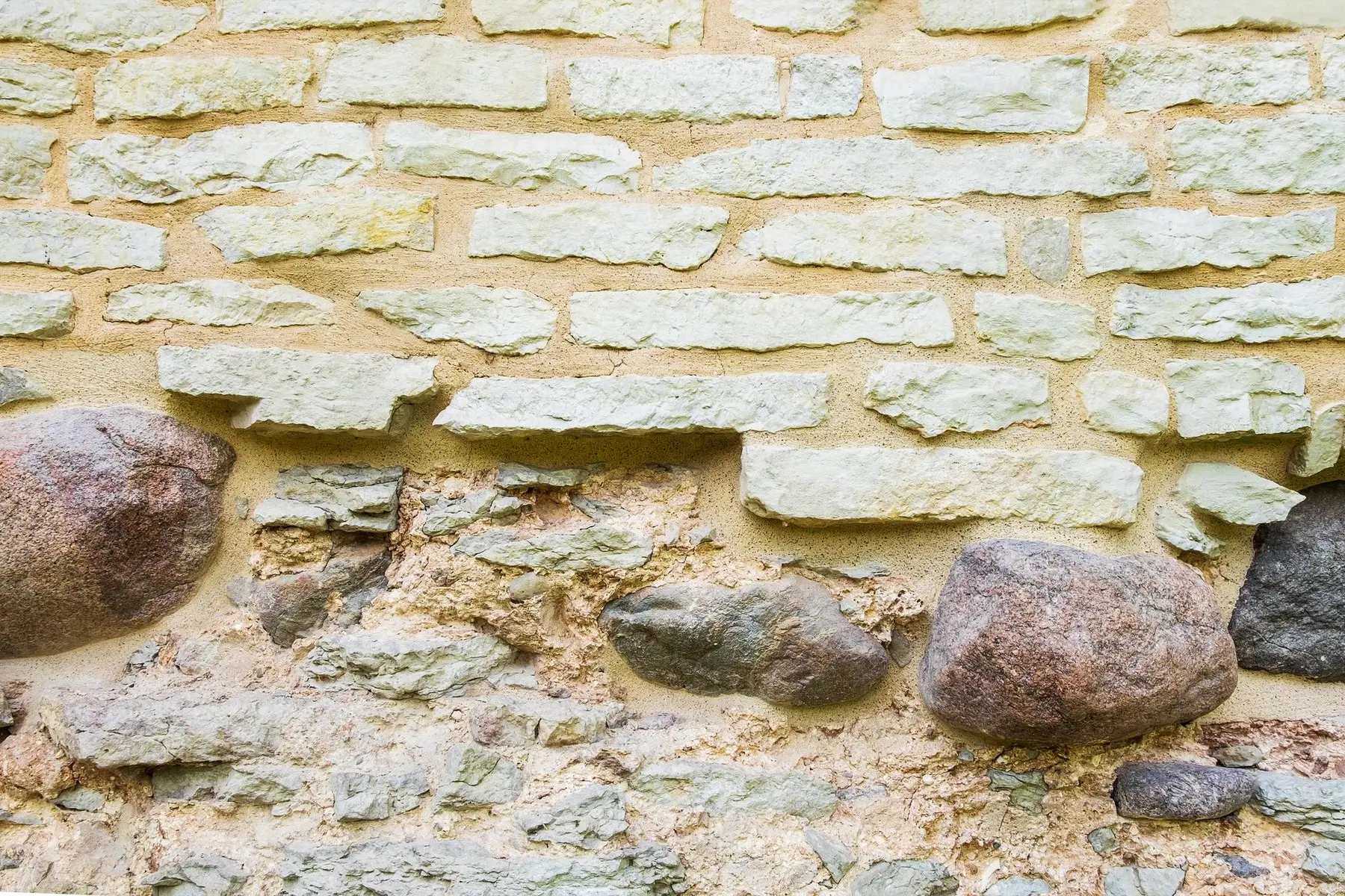Mur en moellons de calcaire hourdés au mortier de chaux