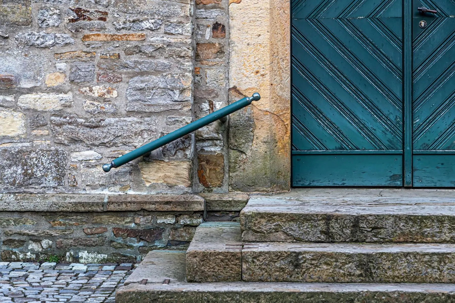 Mur en pierre, encadrement de porte et marches en pierre de taille